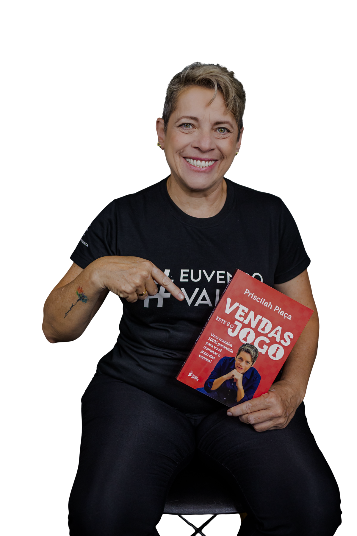 Priscilah Plaça segurando seu livro Vendas: Esse é o Jogo